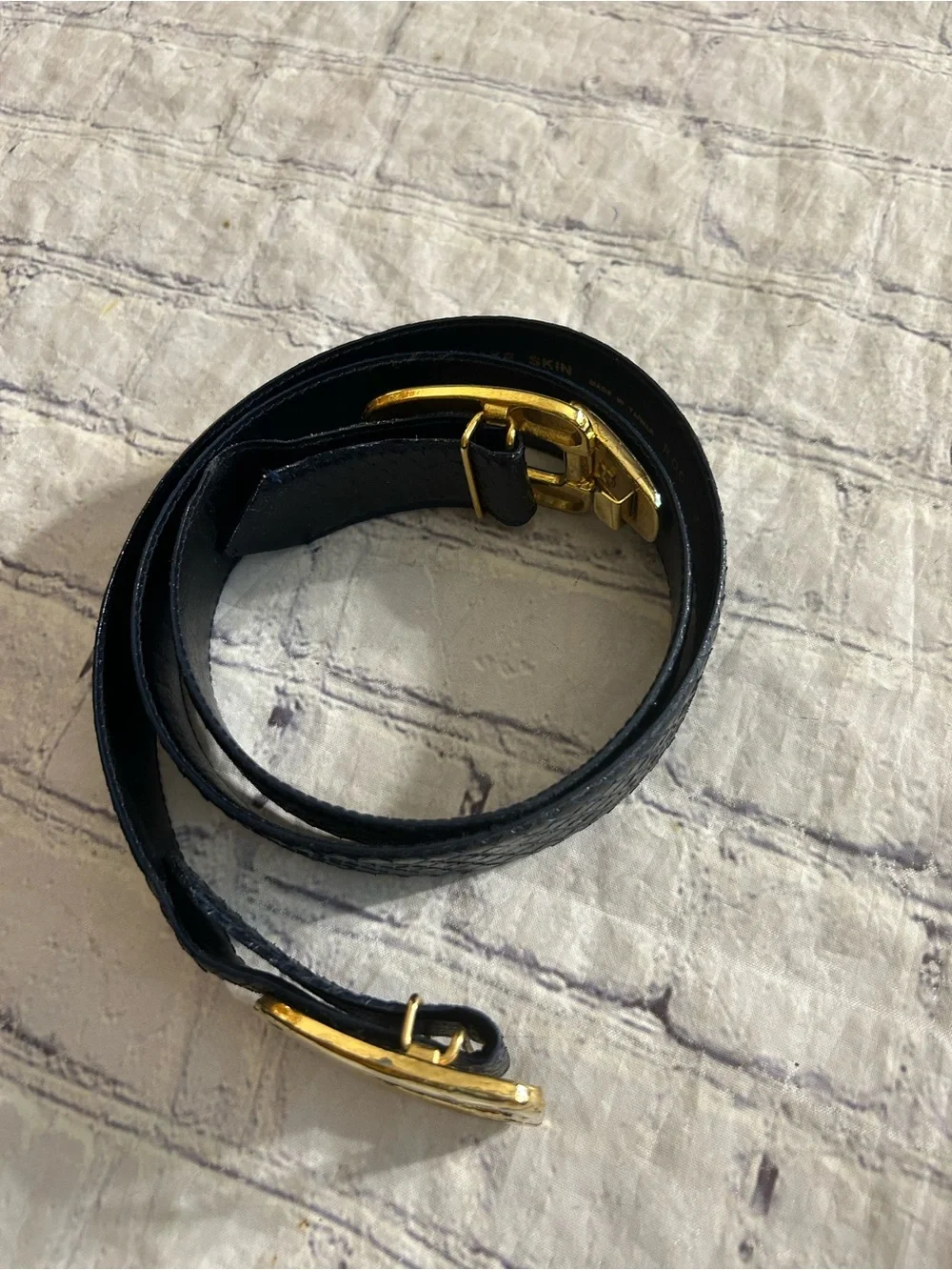 MORGAN TAYLOR VINTAGE BLACK SNAKESKIN SCULPTURAL GOLD TONE INTERLOCK BUCKLE BELT